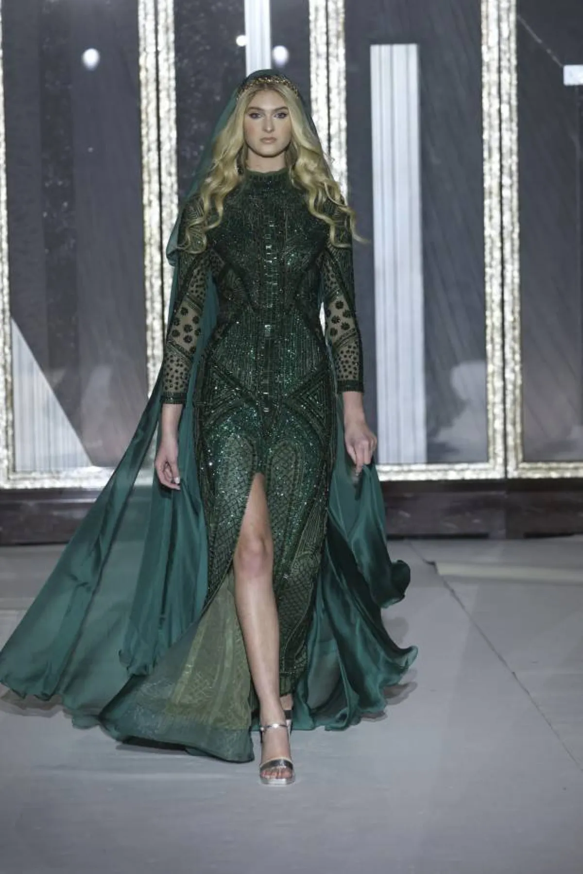 فستان أخضر داكن من التول المطرز لهاني البحيري