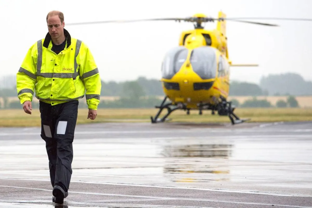 الأمير ويليام يقود الطائرة بنفسه - الصورة من موقع Vanity Fair