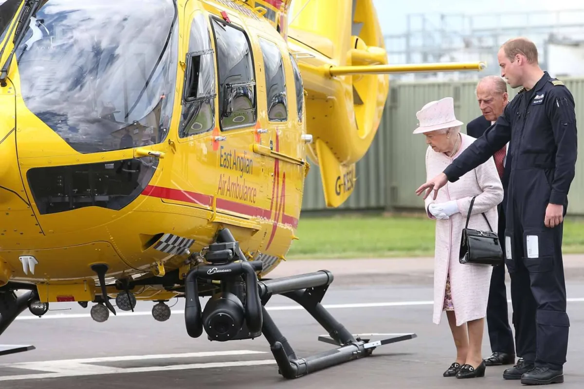 الملكة إليزابيث والأمير فيليب والأمير ويليام - الصورة من موقع people