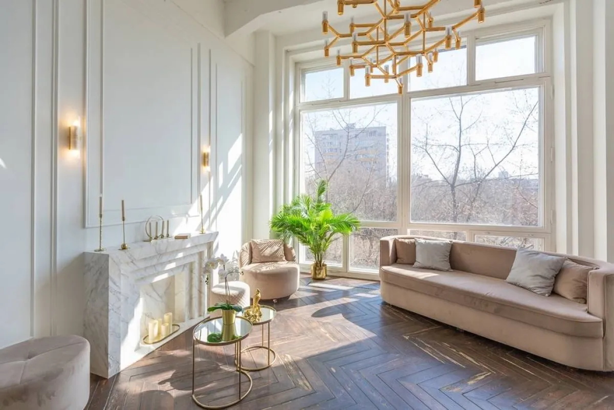 غرفة مطبوعة ديكوراتها بطابع أنثوي، سواء عبر الألوان أو المواد أو الأشكال