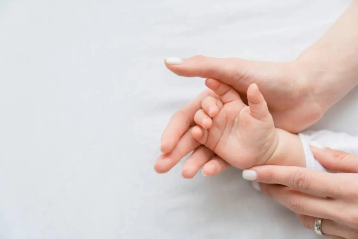 صورة تعبر عن حلم كل النساء بالأمومة