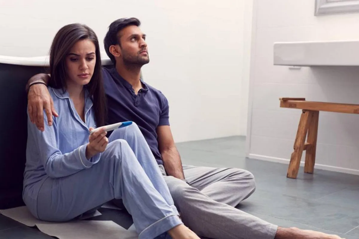 صورة لسيدة ثبت حملها بواسطة جهاز فحص منزلي