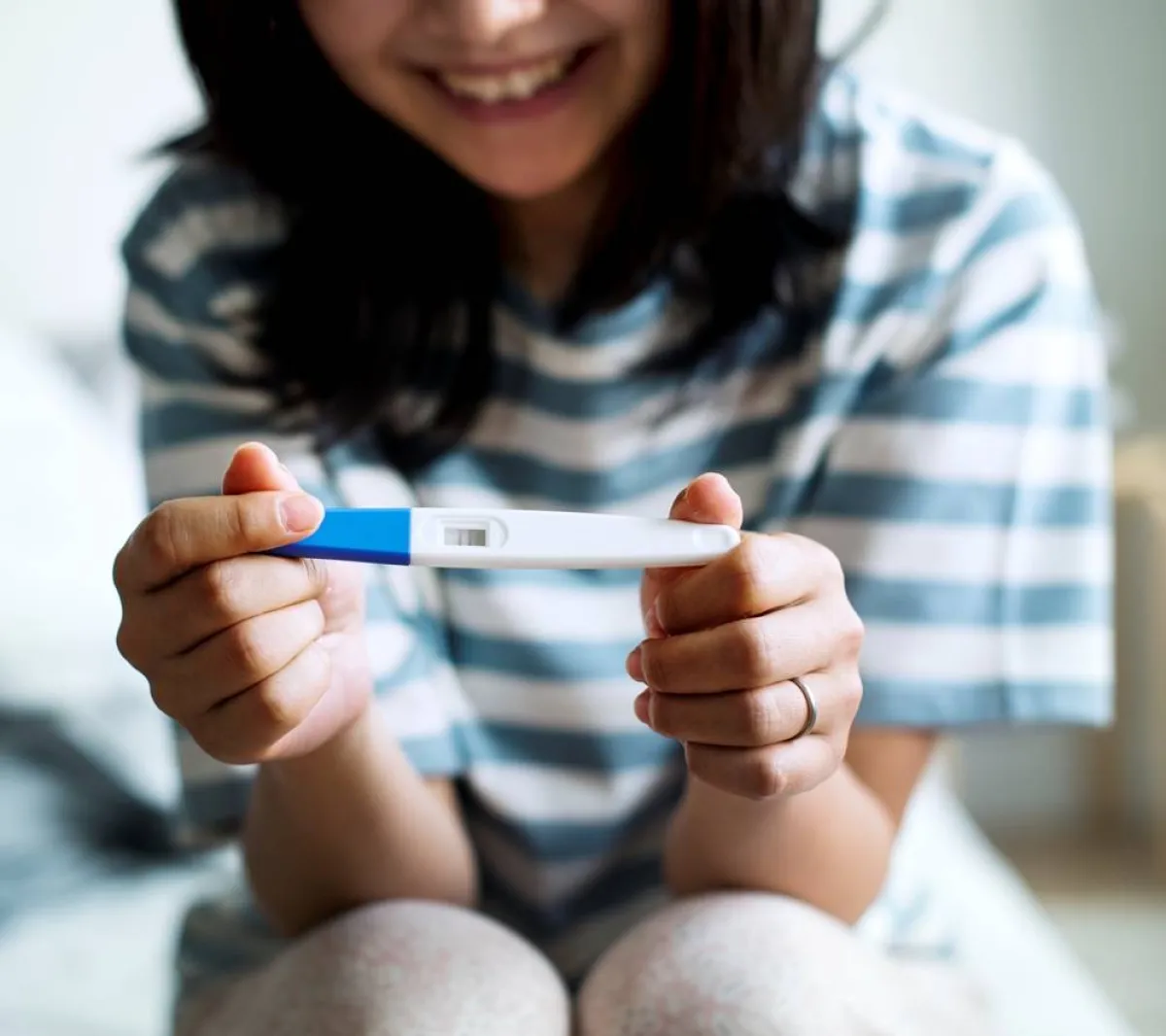 صورة لحامل تشعر بالسعادة وتحسب لحملها من يوم التحليل