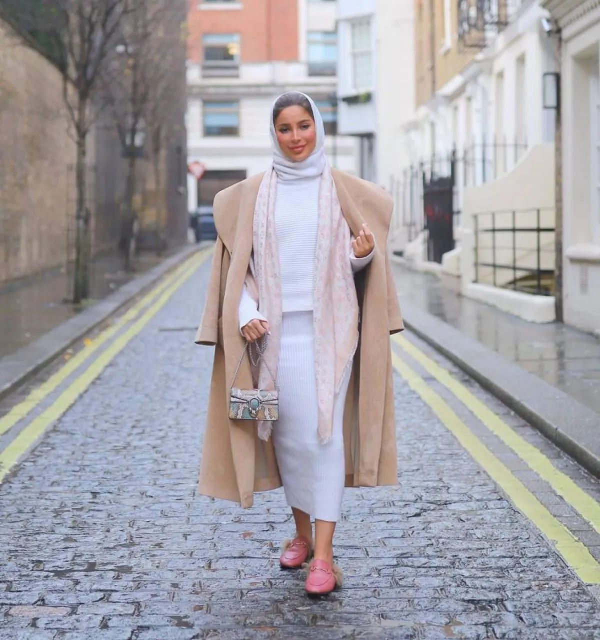 فاطمة حسام بتنورة بيضاء وحذاء باللون الوردي