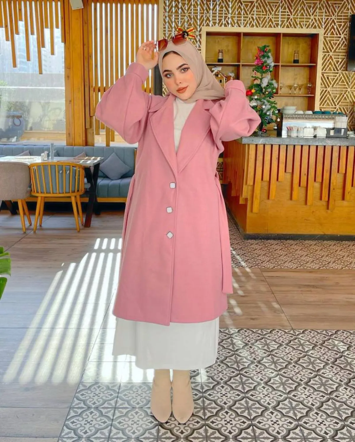  مي محمد بتنورة بيضاء وإيشارب بيج وجزمة بوت برقبة عالية