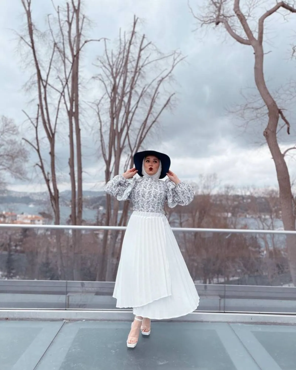 فاطمة نصر بتنورة بيضاء وقبعة سوداء وحذاء أبيض