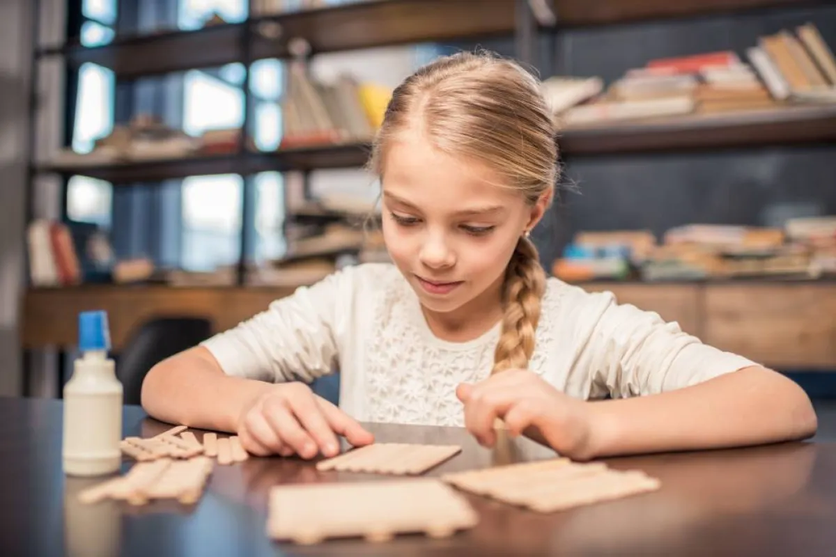 تلطّخ اليدين بالصمغ شائع في الأشغال اليدويّة