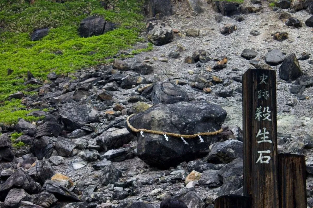 صورة الحجر القاتل محاط بحبل