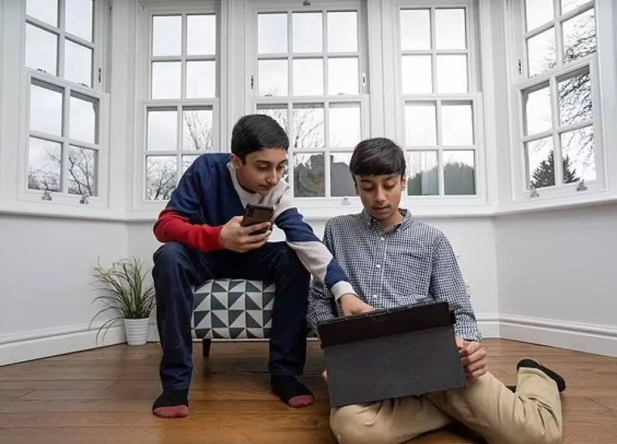 صورة المراهق البريطاني وشقيقه 