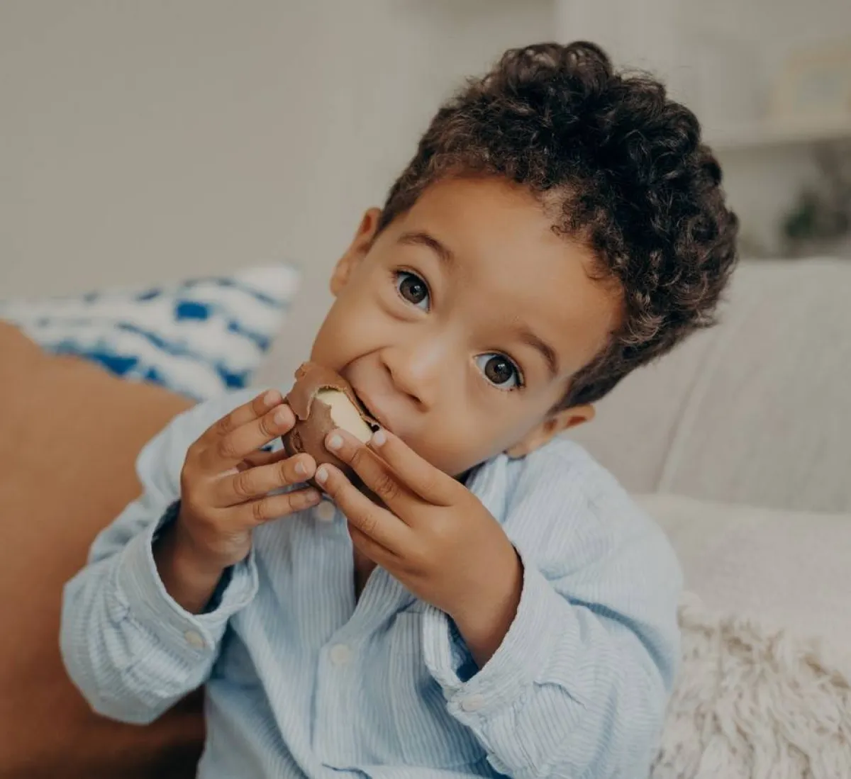 طفل يأكل السكريات