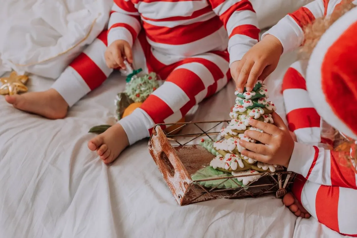 صورة أطفال يأكلون الحلويات