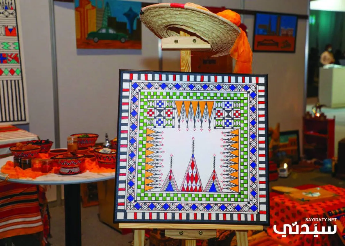 مشاركة القط العسيري احدى النقشات التراثية في صنع في السعودية