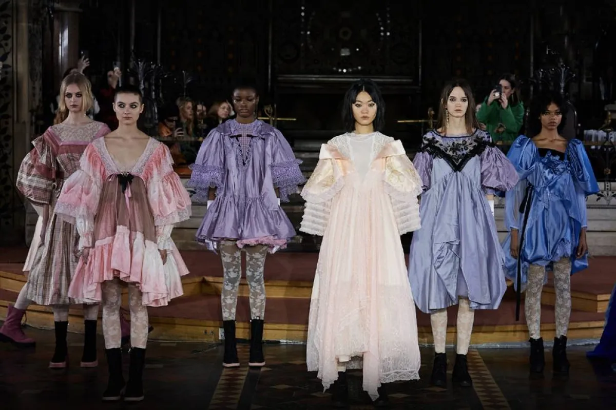 تصاميم  من أسبوع الموضة في لندن