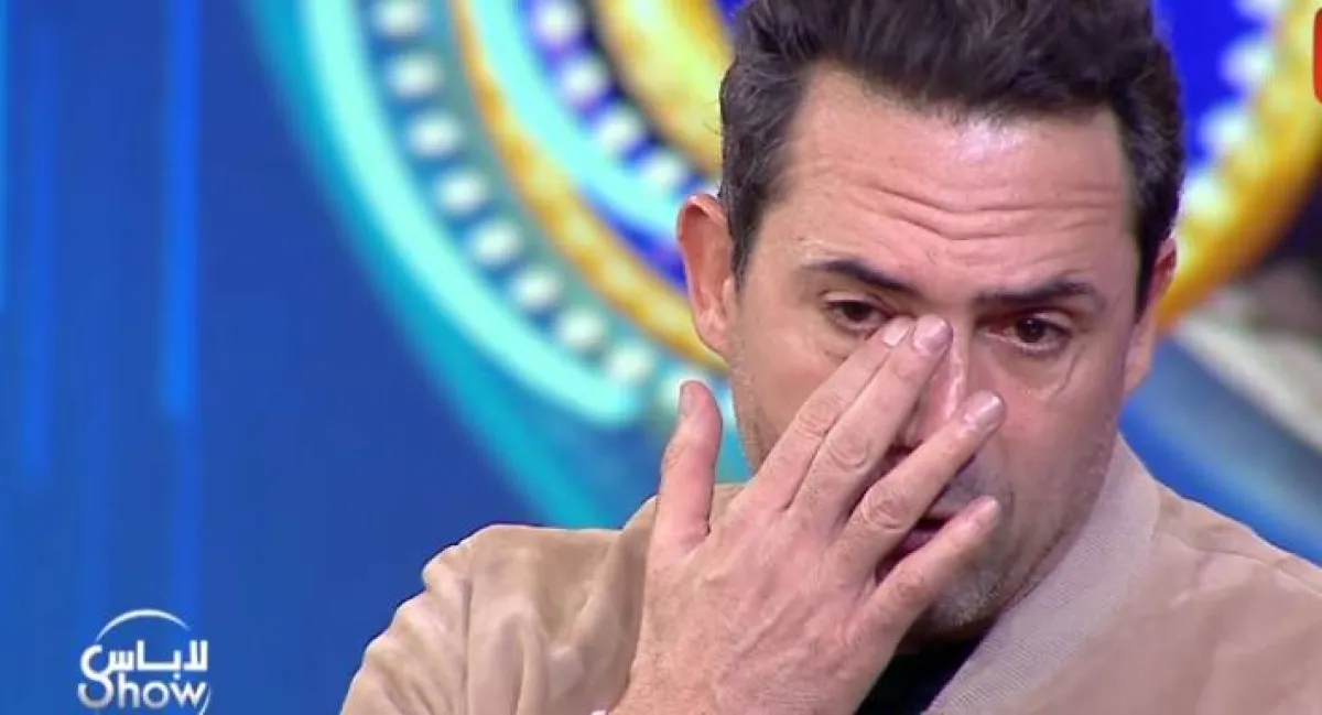 ظافر العابدين بكى تأثّرا في برنامج "لاباس شو " *الصورة من قناة التاسعة