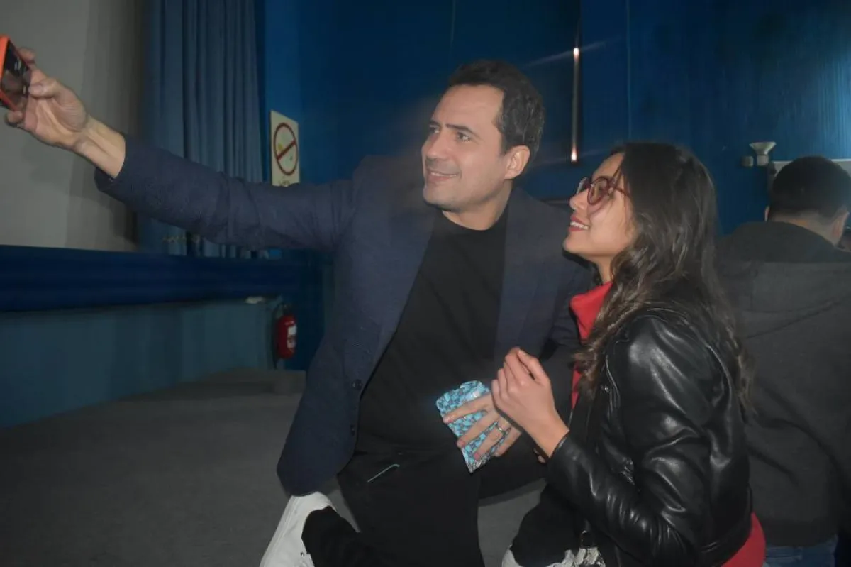 سيلفي مع احدى المعجبات بمناسبة عرض فيلم "غدوة"- الصورة من موقع الفيلم على الفيس بوك