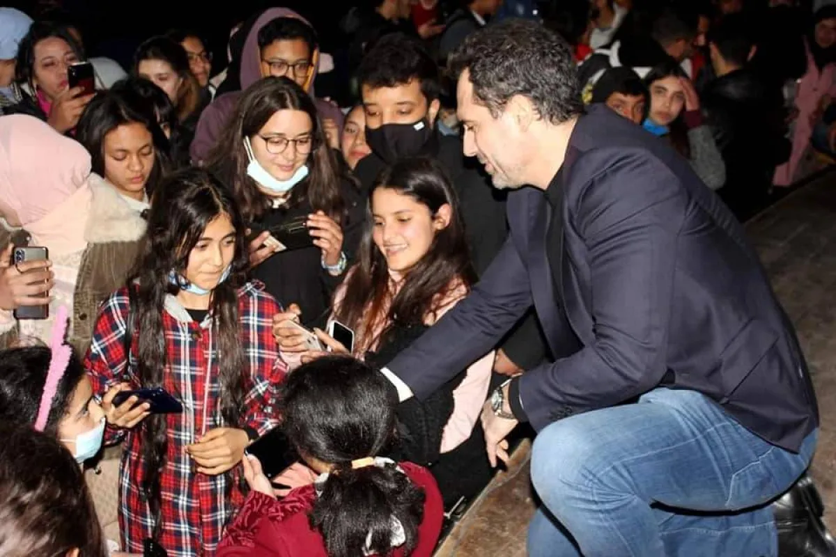 ظافر مع بعض الجمهور الذي حضر عرض الفيلم- الصورة من موقع الفيلم غدوة على الفيس بوك