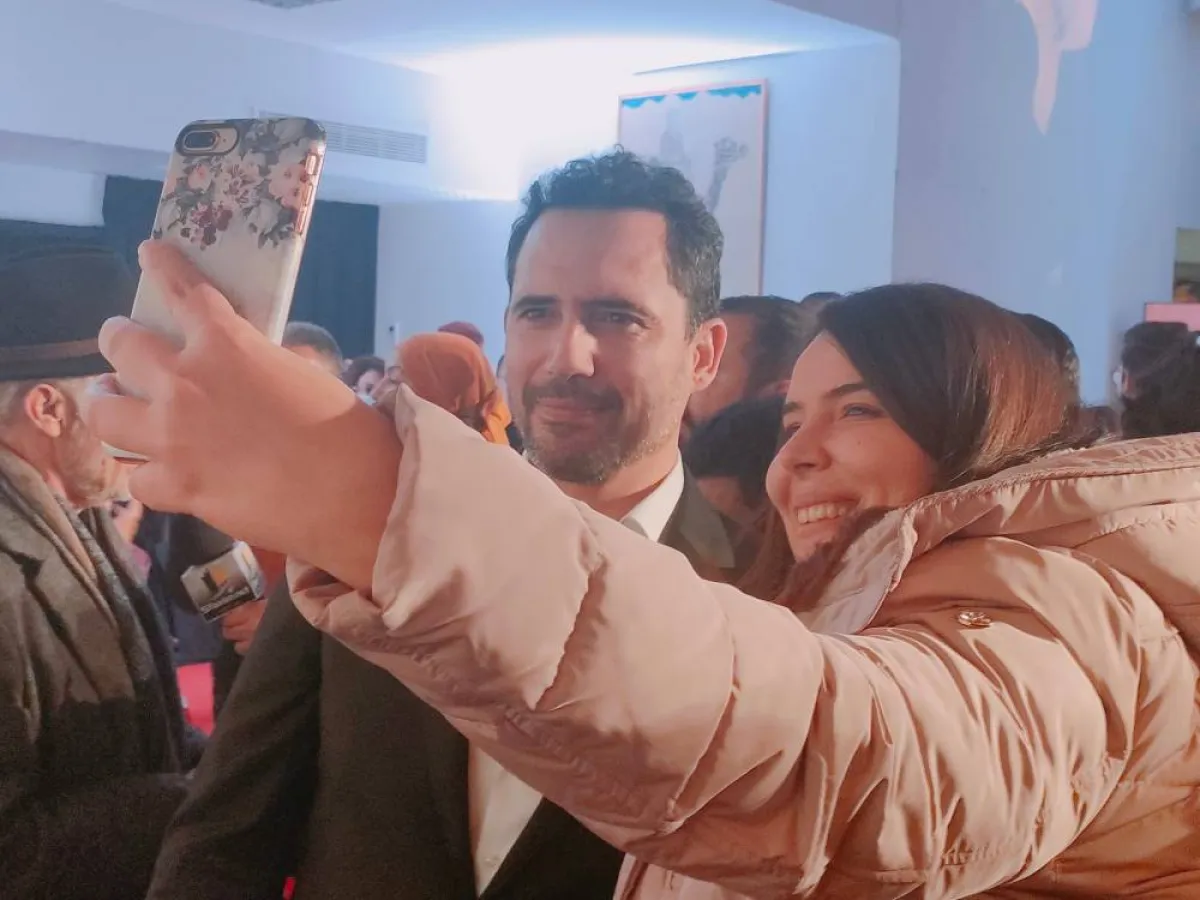  ظافر مع إحدى المتفرجات-  الصورة من موقع الفيلم على الفيس بوك