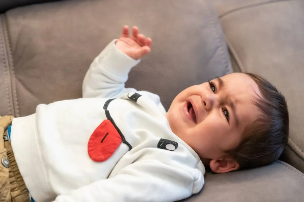 صورة لطفل يعاني من ألم التسنين