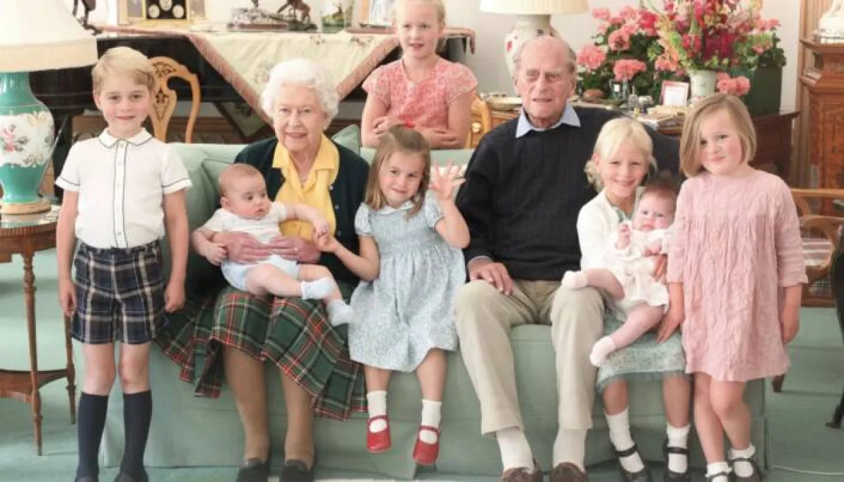 الملكة إليزابيث مع زوجها الراحل الأمير فيليب مع أبناء أحفادهما- الصورة من موقع GB News