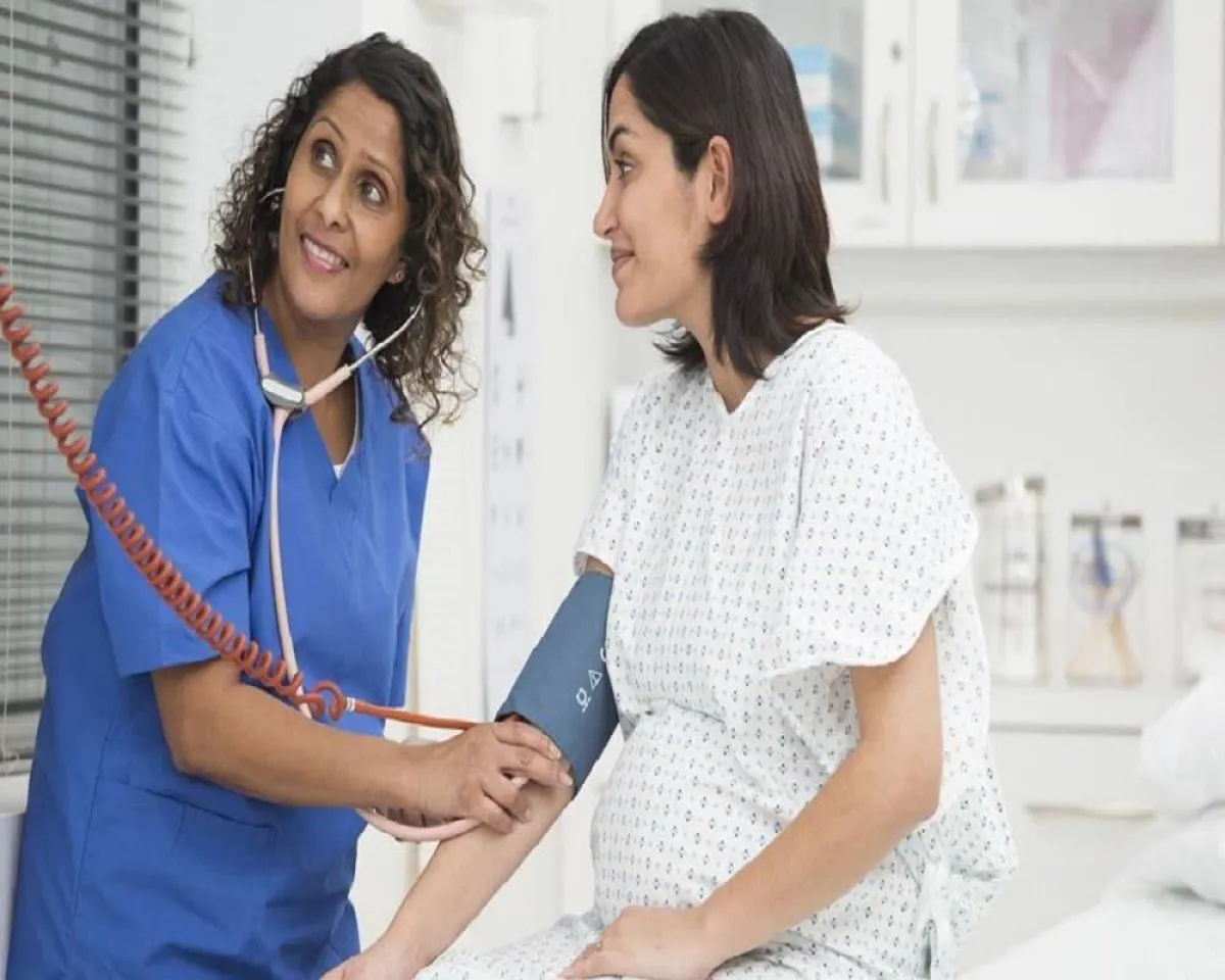 صورة لطبيبة تقوم بقياس ضغط الدم