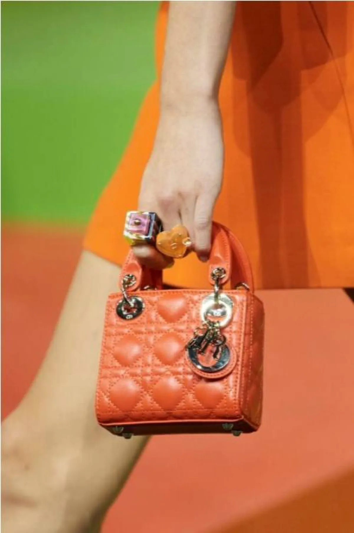 حقيبة باللون البرتقالي من كريستيان ديور  Christian Dior