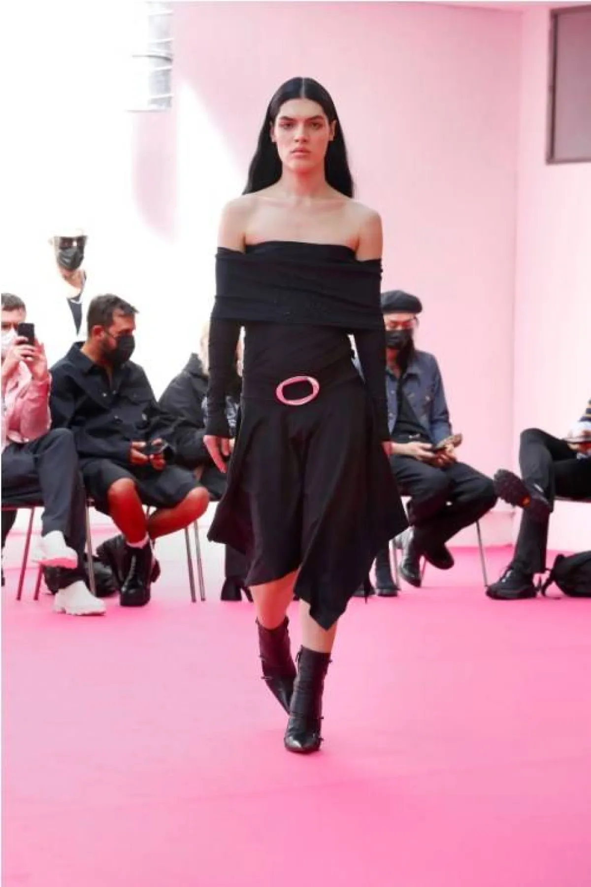 فستان ميدي باللون الأسود من أبرا  Abra