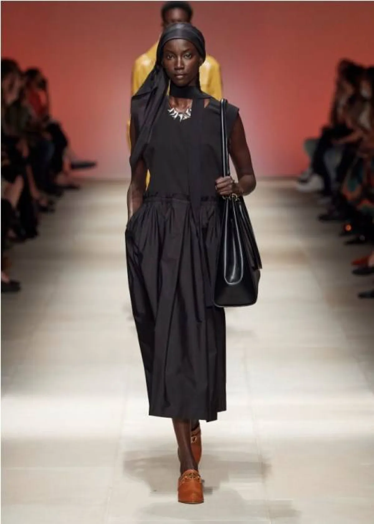 فستان ميدي باللون الأسود من سلفاتوري فيراغامو  Salvatore Ferragamo