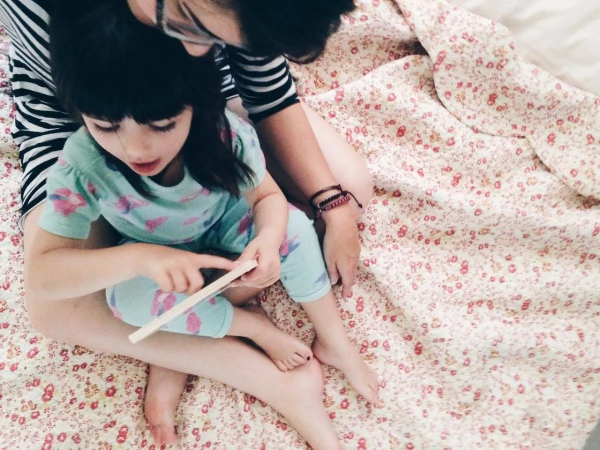 صورة لطفلة تتابع القصة