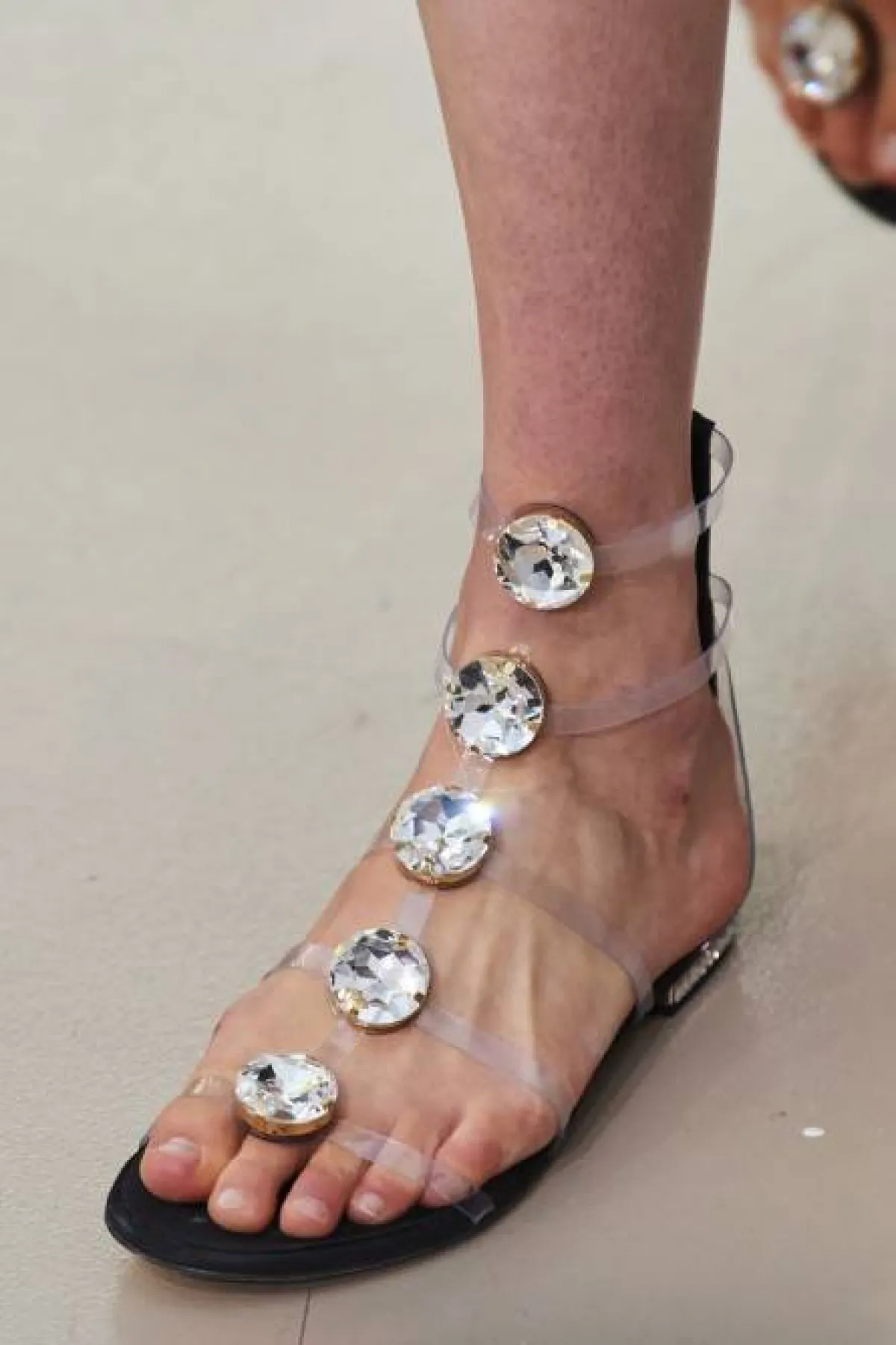 صندل مسطح مرصع بالكريستال الفضي 