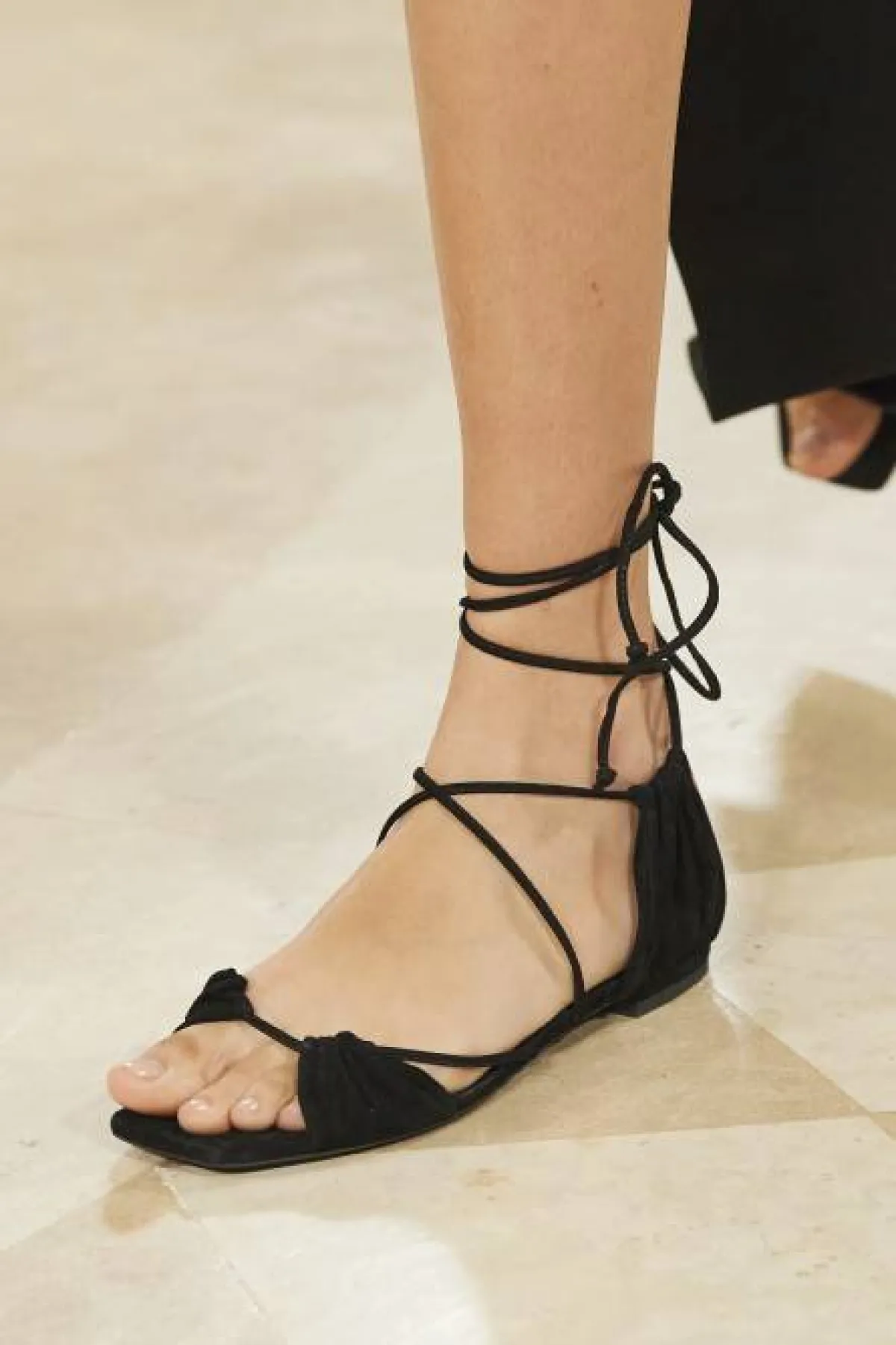 صندل مسطح أسود بشرائط رفيعة ونعل رفيع