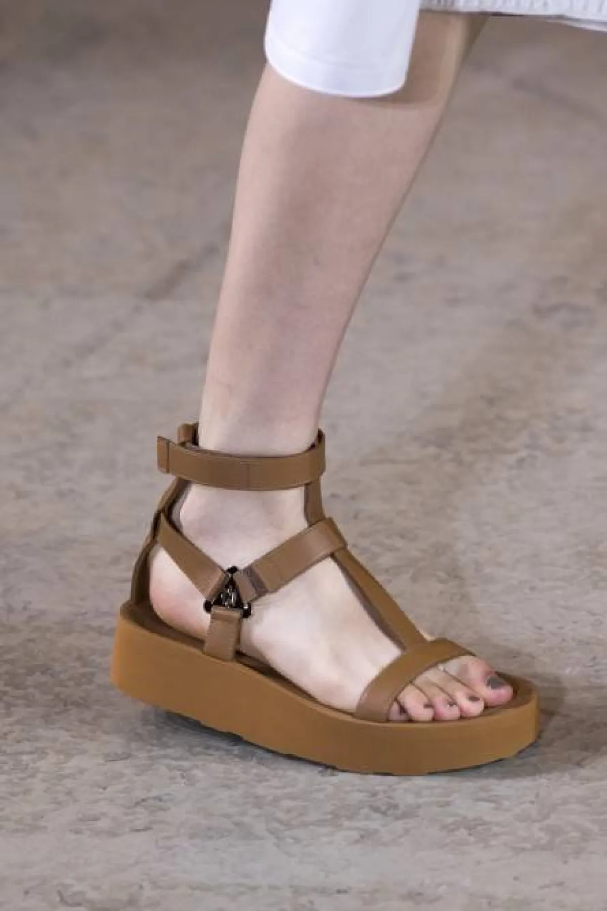 صندل مسطح بني بنعل عريض وحزام على الكاحل