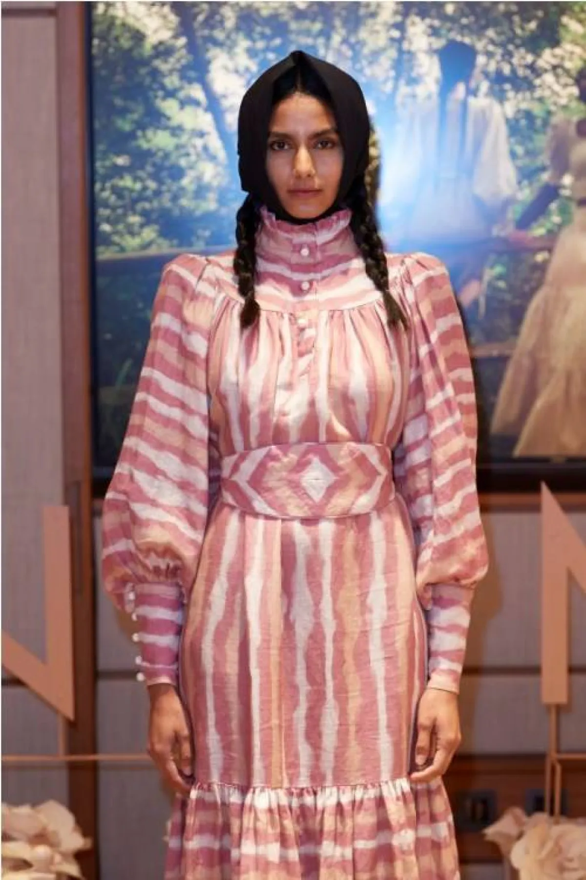 فستان بياقة هاي كول من آنا ماسون  Anna Mason