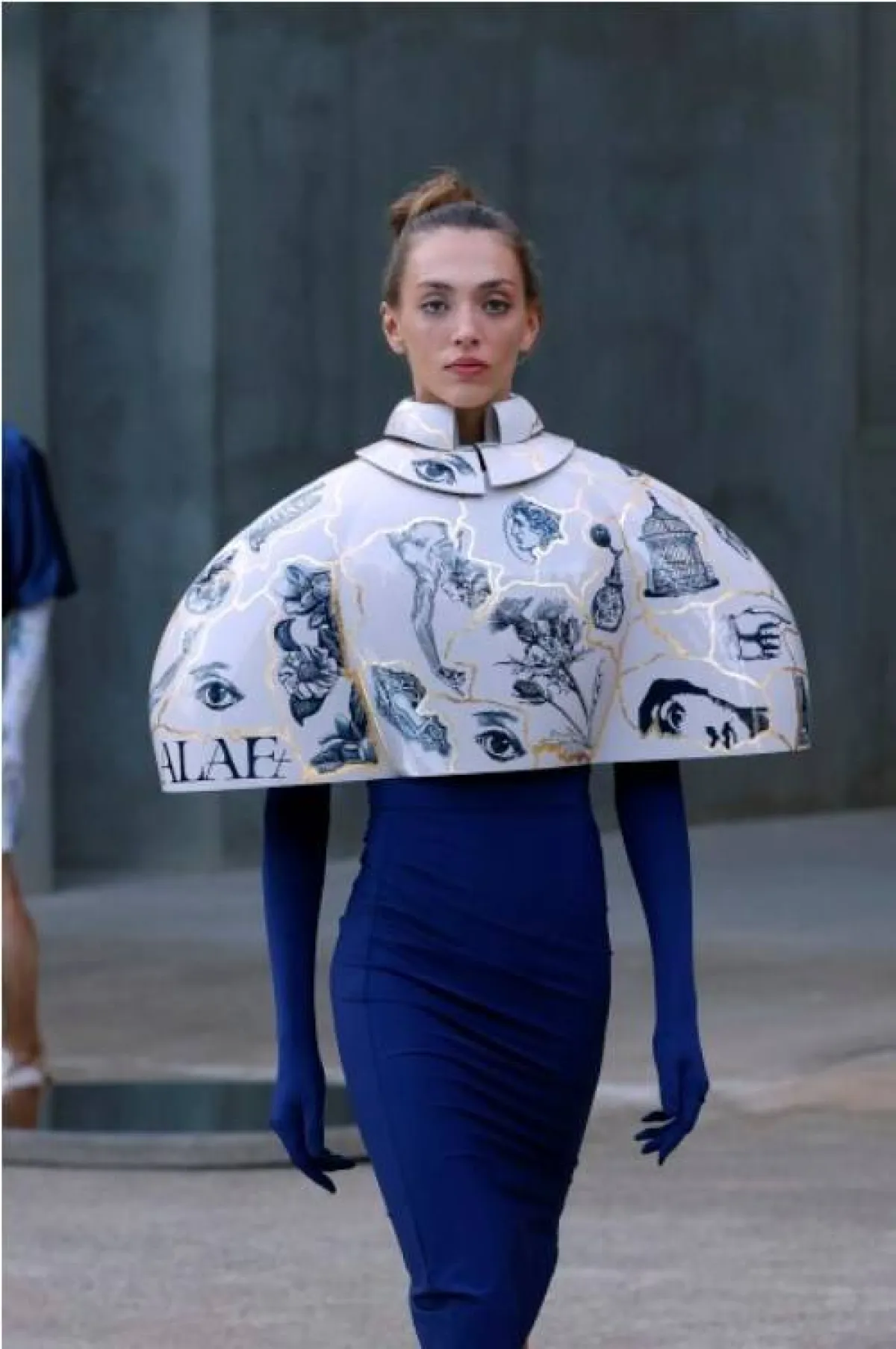 فستان بياقة هاي كول من ألفارو كالافات  Alvaro Calafat