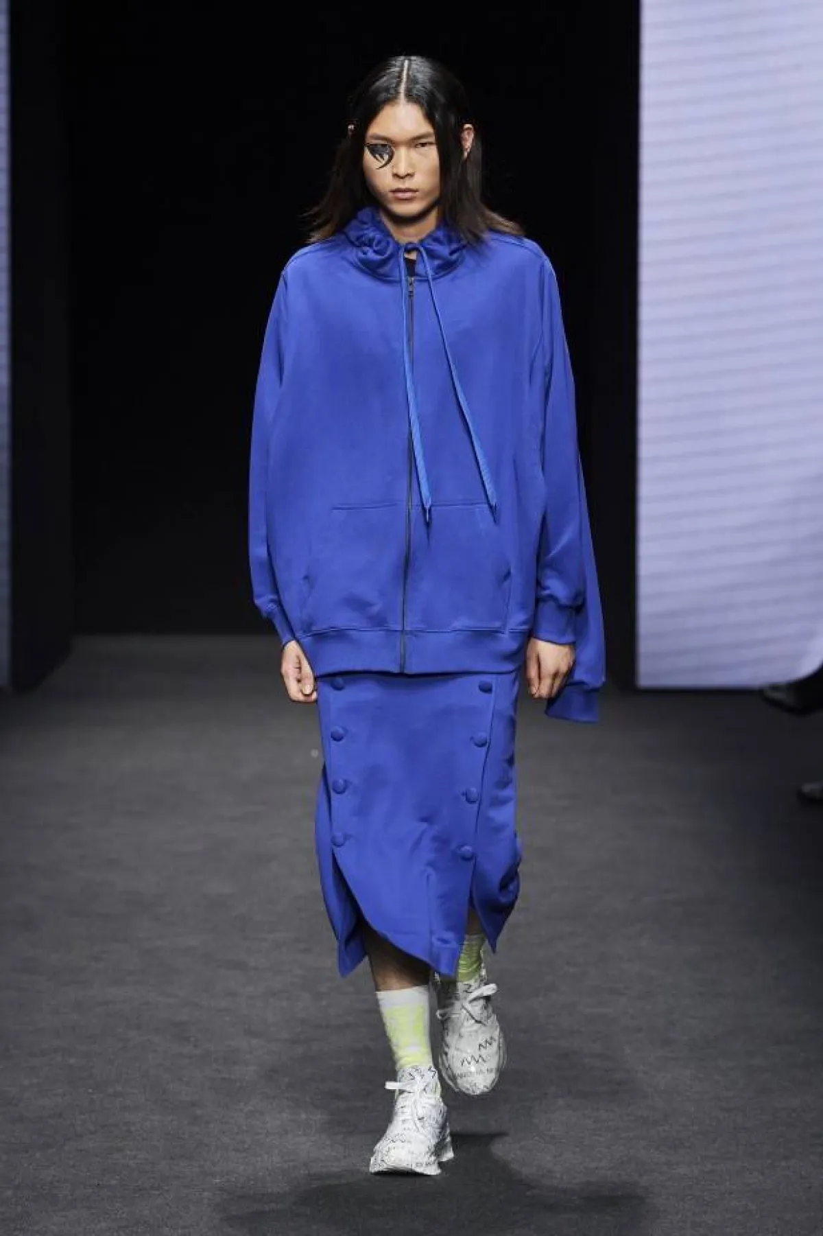 تنورة باللون الأزرق الغامق من ألكساندرا مورا   Alexandra Moura