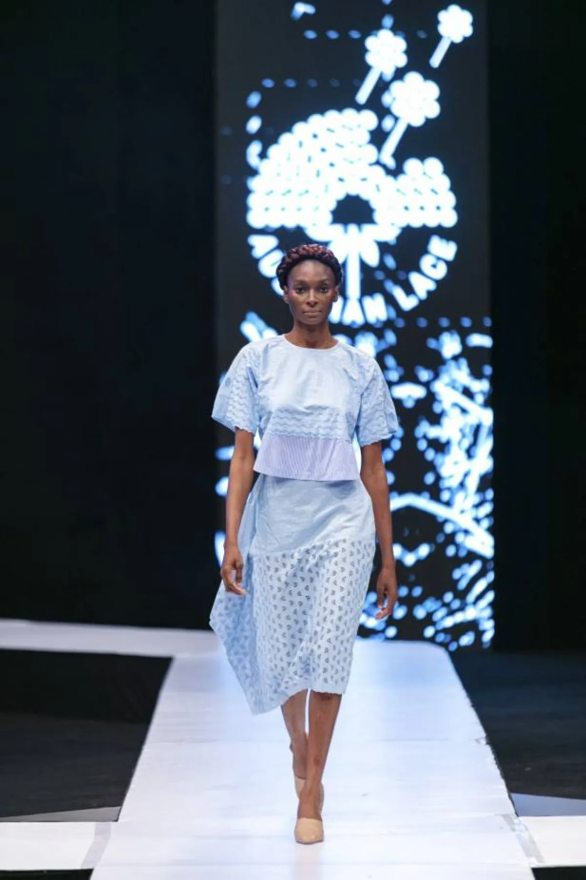 تنورة باللون الأزرق من  اوستريان لايس  Austrian Lace