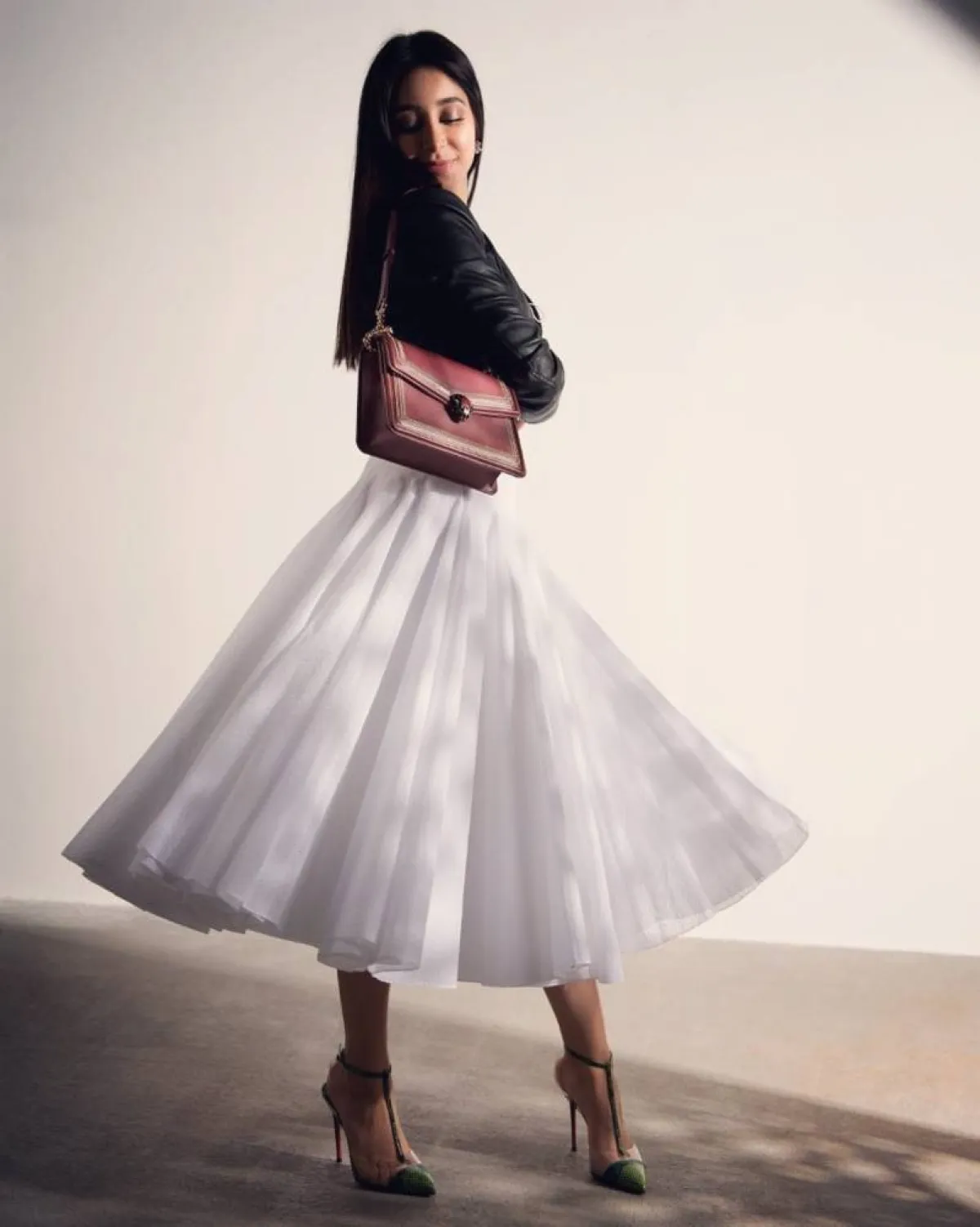 أسيل عمران بتنورة منفوشة باللون الأبيض 