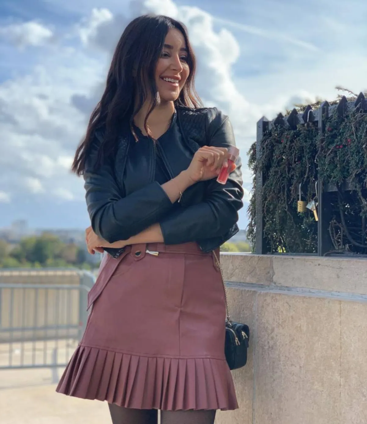 أسيل عمران بتنورة قصيرة باللون الأرجواني الفاتح 