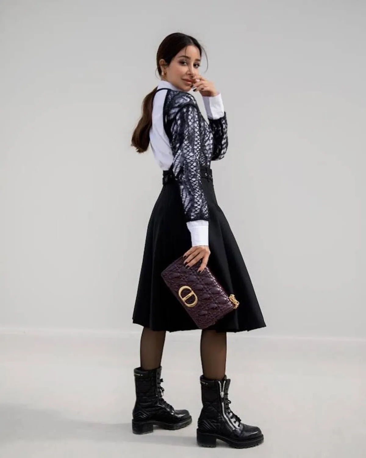 أسيل عمران بتنورة طويلة باللون الأسود  