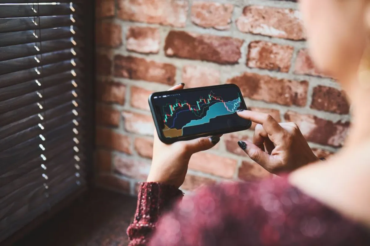 الفرق بين التداول في الأسهم والعملات الرقمية 