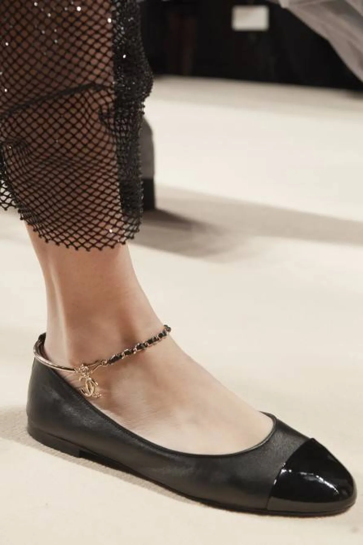 حذاء باليرينا جلد أسود بمقدمة دائرية 