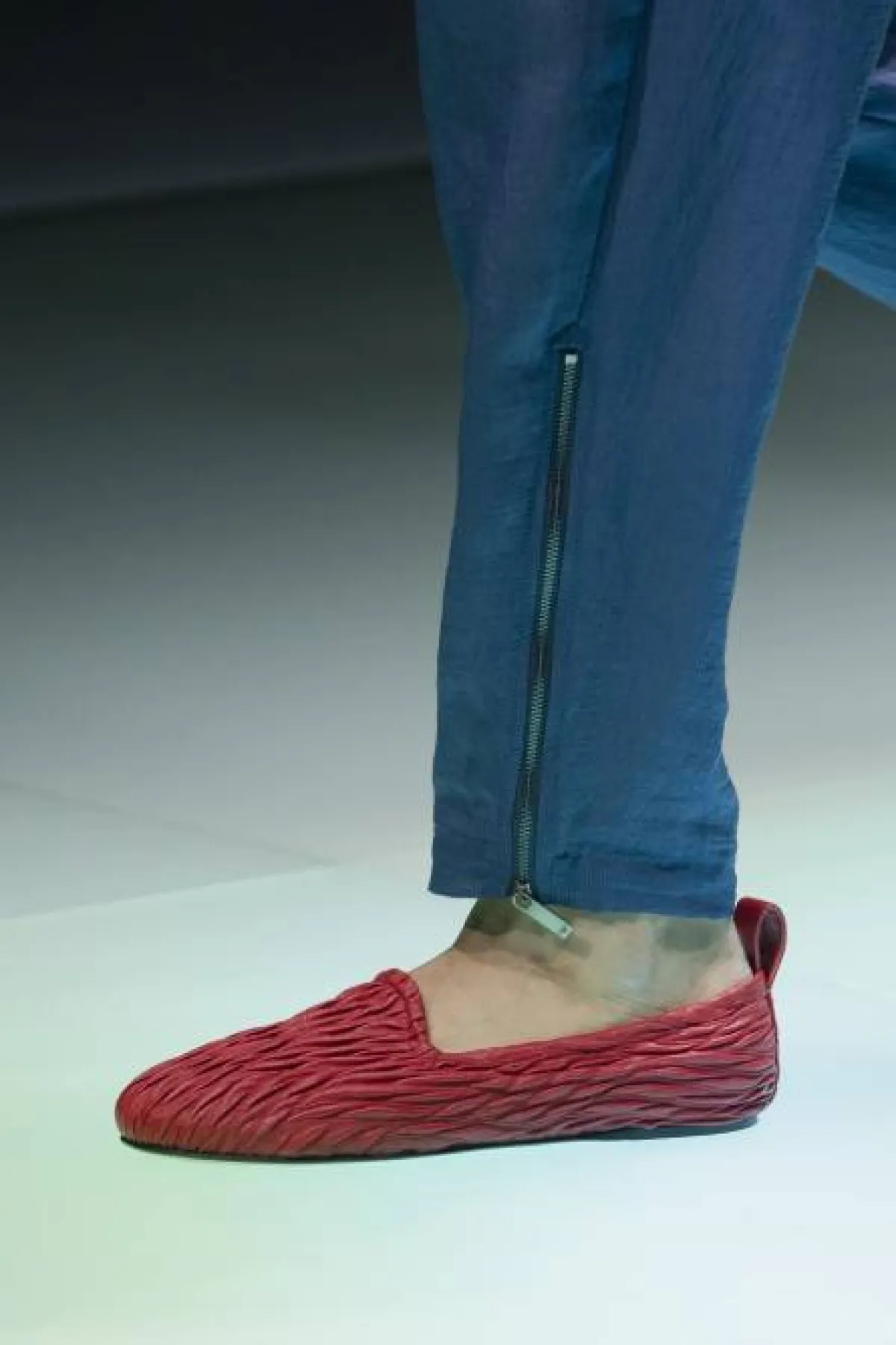 حذاء باليرينا أحمر بنعل بني رفيع 