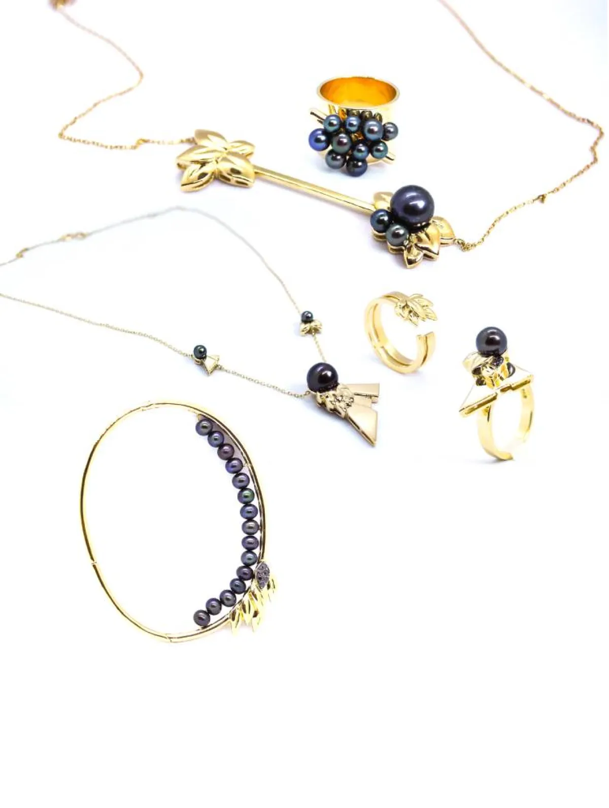 مجوهرات من الذهب الأصفر مرصع باللؤلؤ الأسود والألماس الأسود