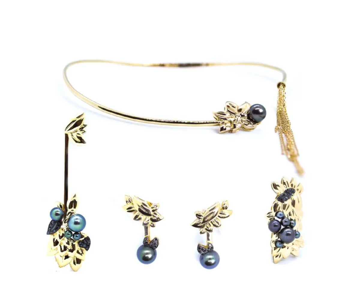 مجوهرات من الذهب الأصفر مرصع باللؤلؤ الأسود والألماس الأسود