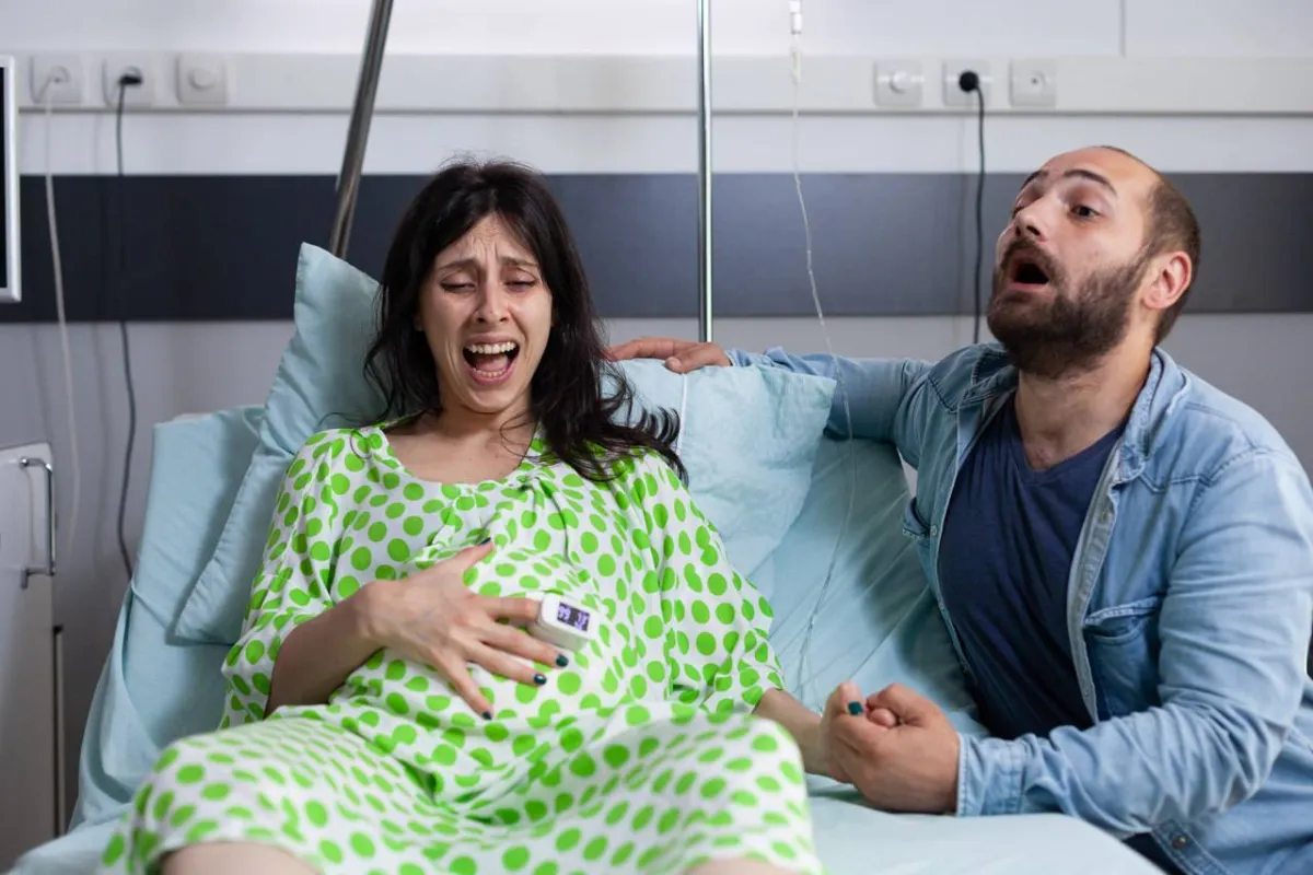 صورة لامرأة مع زوجها أثناء المخاض