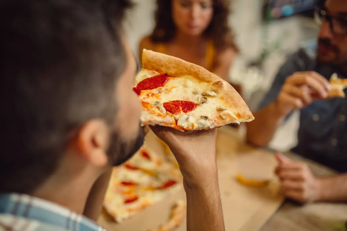 صورة لشباب يأكلون الوجبات السريعة