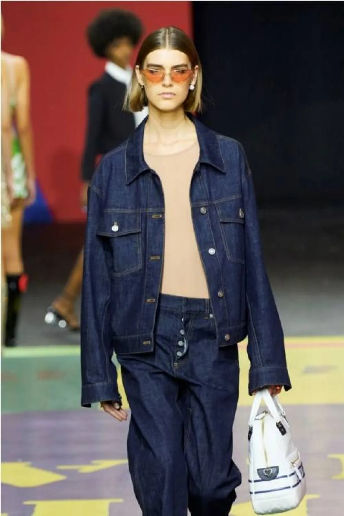 جاكيت دنيم باللون الأزرق الغامق من كريستيان ديور  Christian Dior