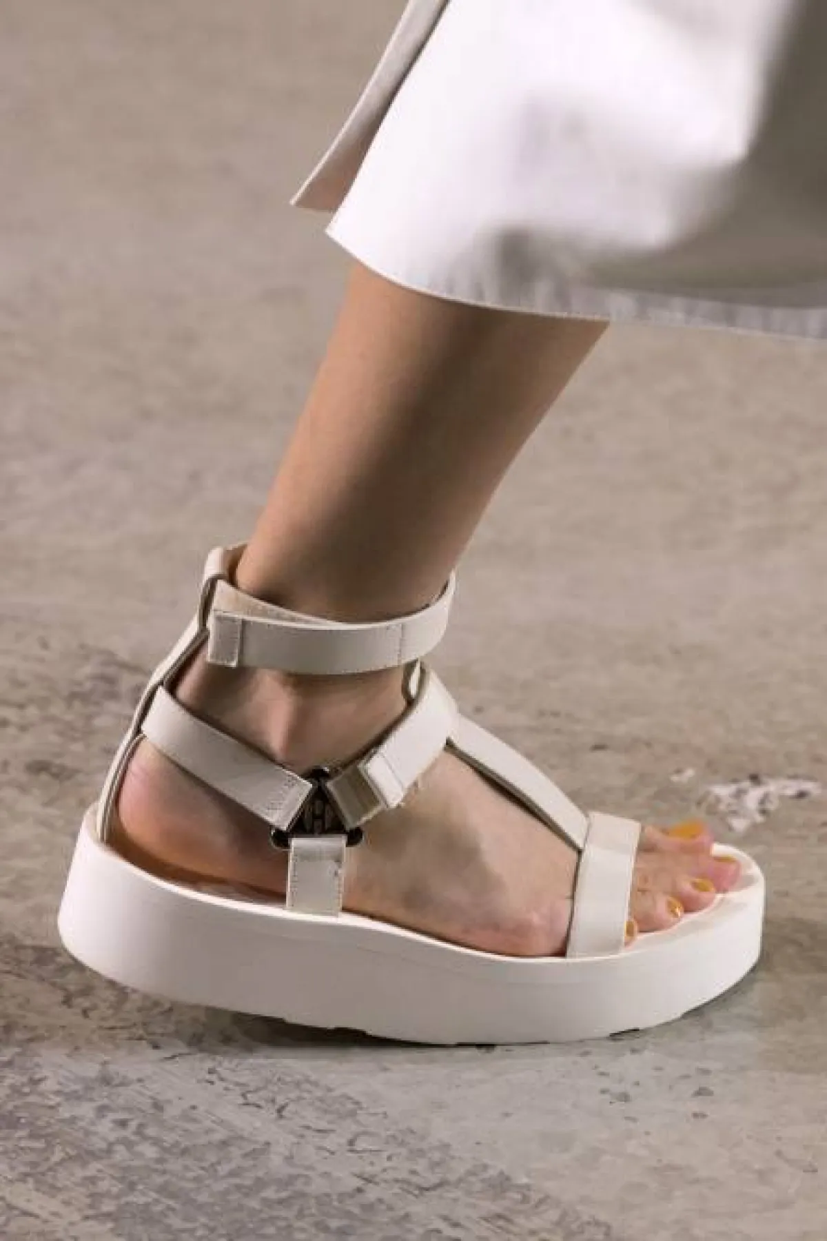 موديلات صنادل باللون الأبيض  من هيرمس  Hermes