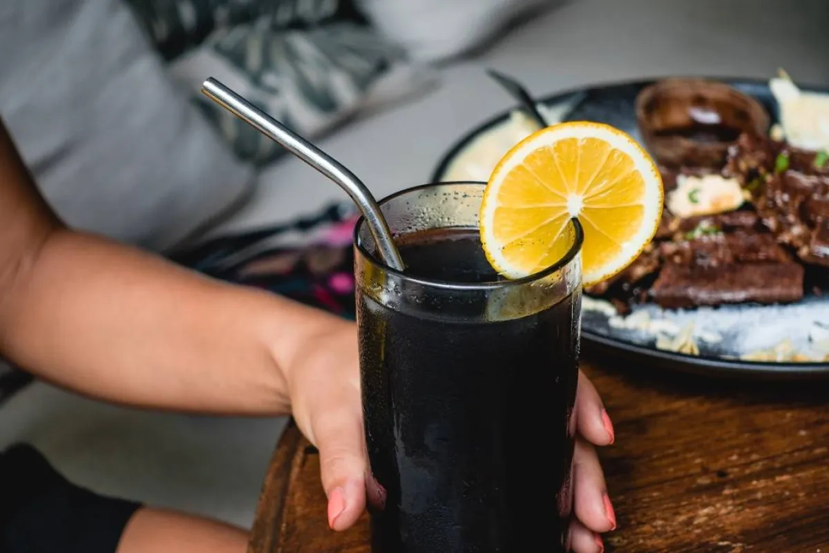 صورة لحامل تستعد لشرب مغلي الليمون الأسود