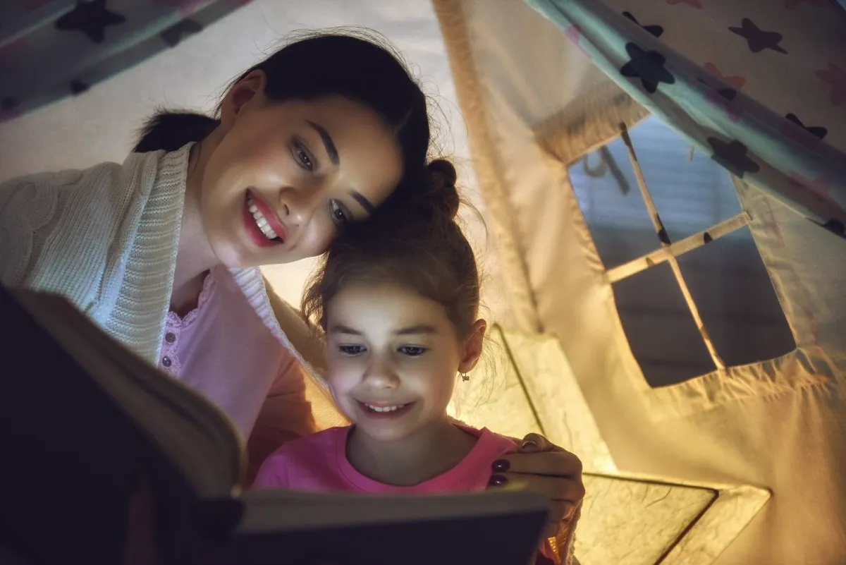 صورة لطفلة تستمتع بالقراءة مع أمها