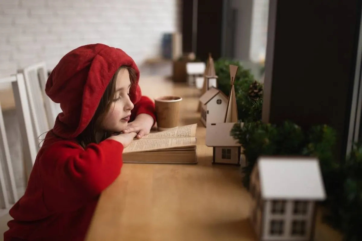 صورة لطفلة تمارس القراءة بتوقيت يومي